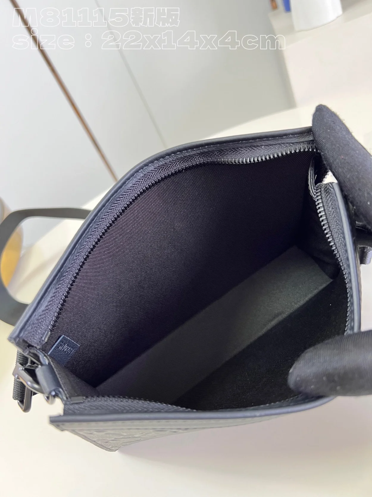 루이비통 가스통 웨어러블 월릿 M81115