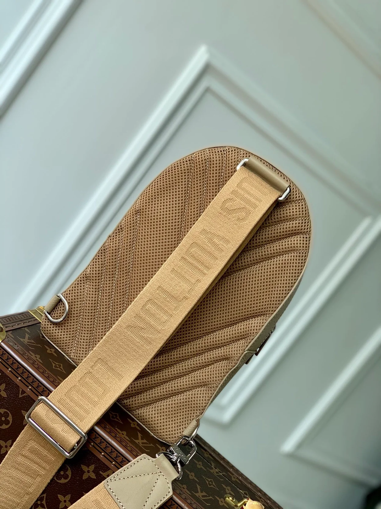 루이비통 파일럿 슬링백 M23735