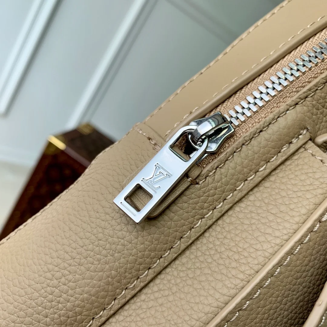 루이비통 파일럿 슬링백 M23735