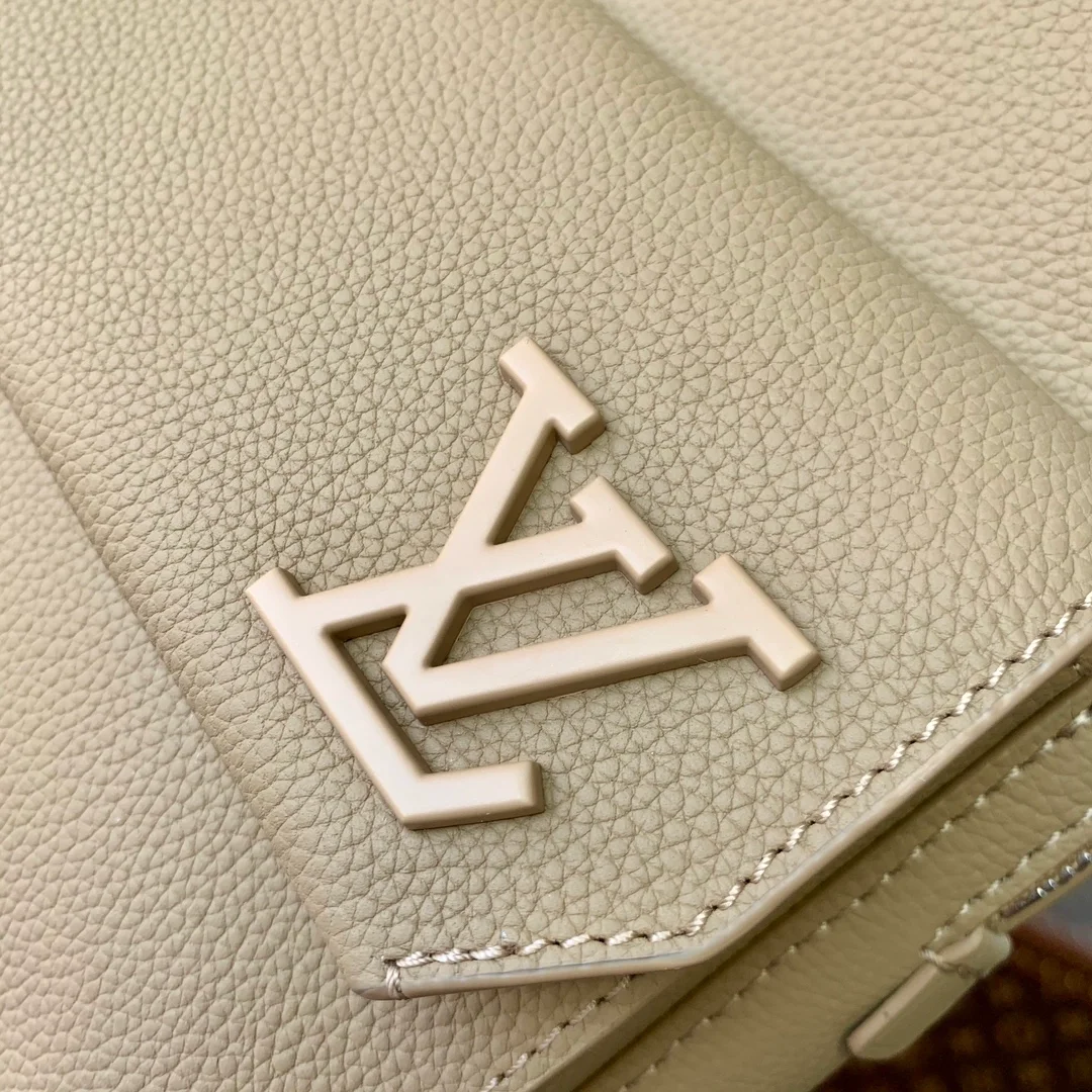 루이비통 파일럿 슬링백 M23735