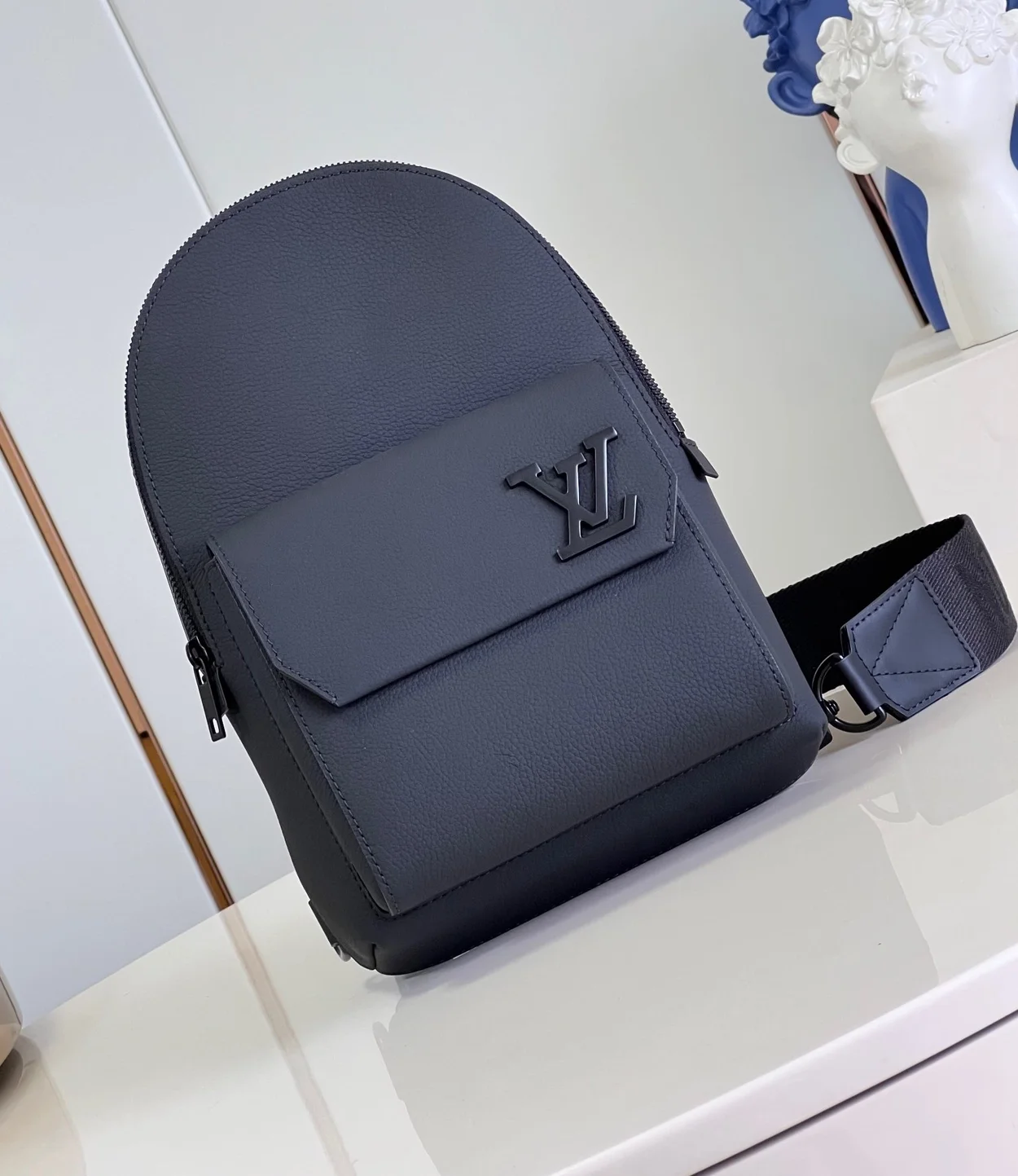 루이비통 파일럿 슬링백 M23736