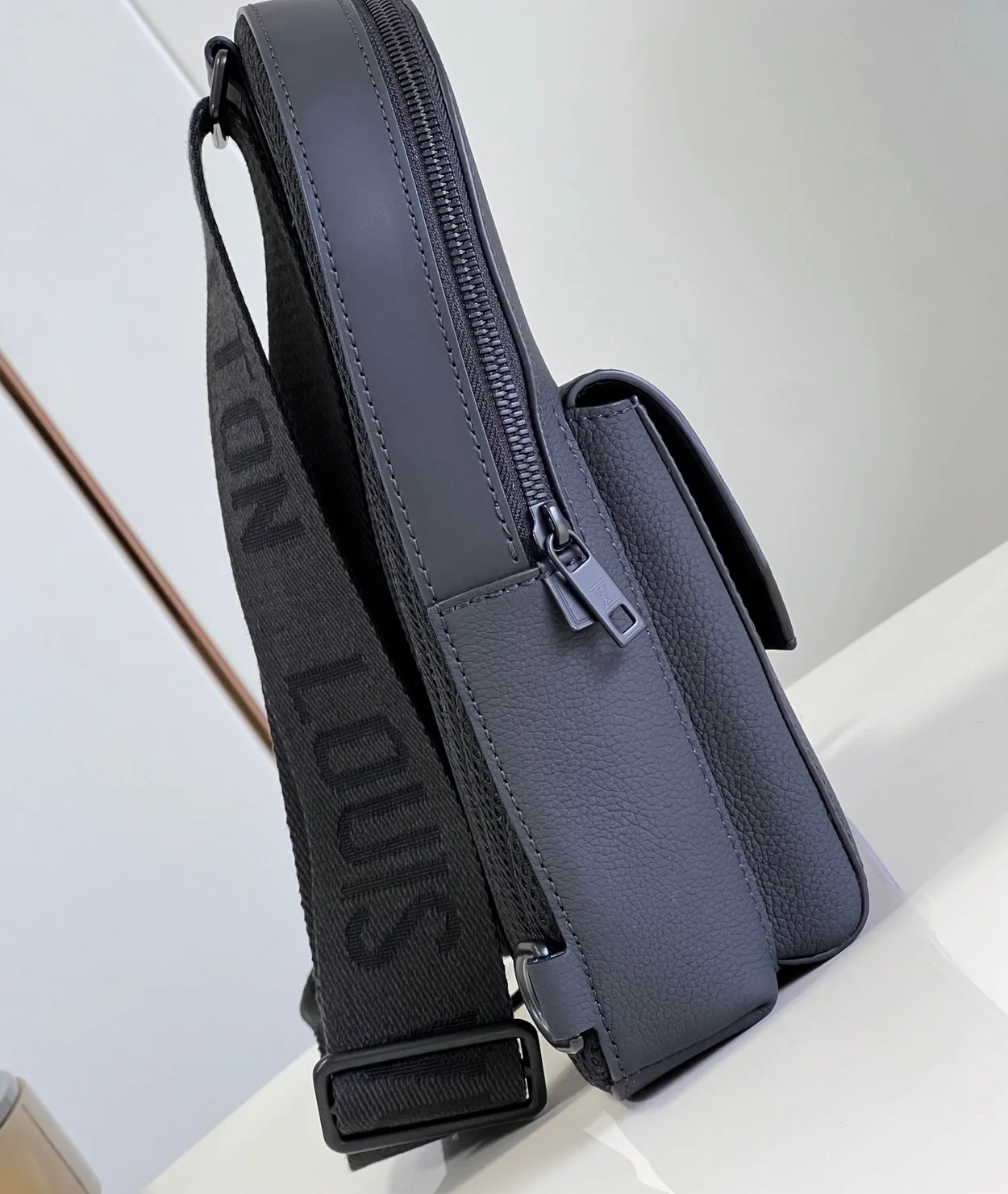 루이비통 파일럿 슬링백 M23736