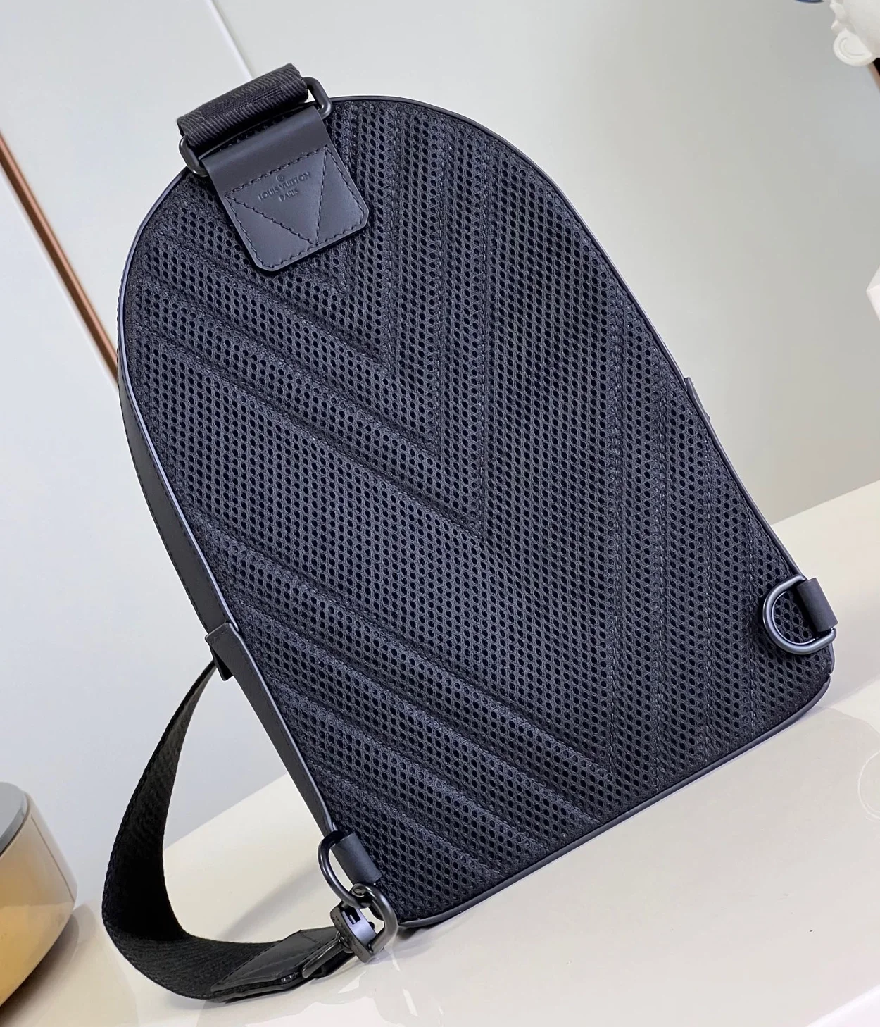 루이비통 파일럿 슬링백 M23736