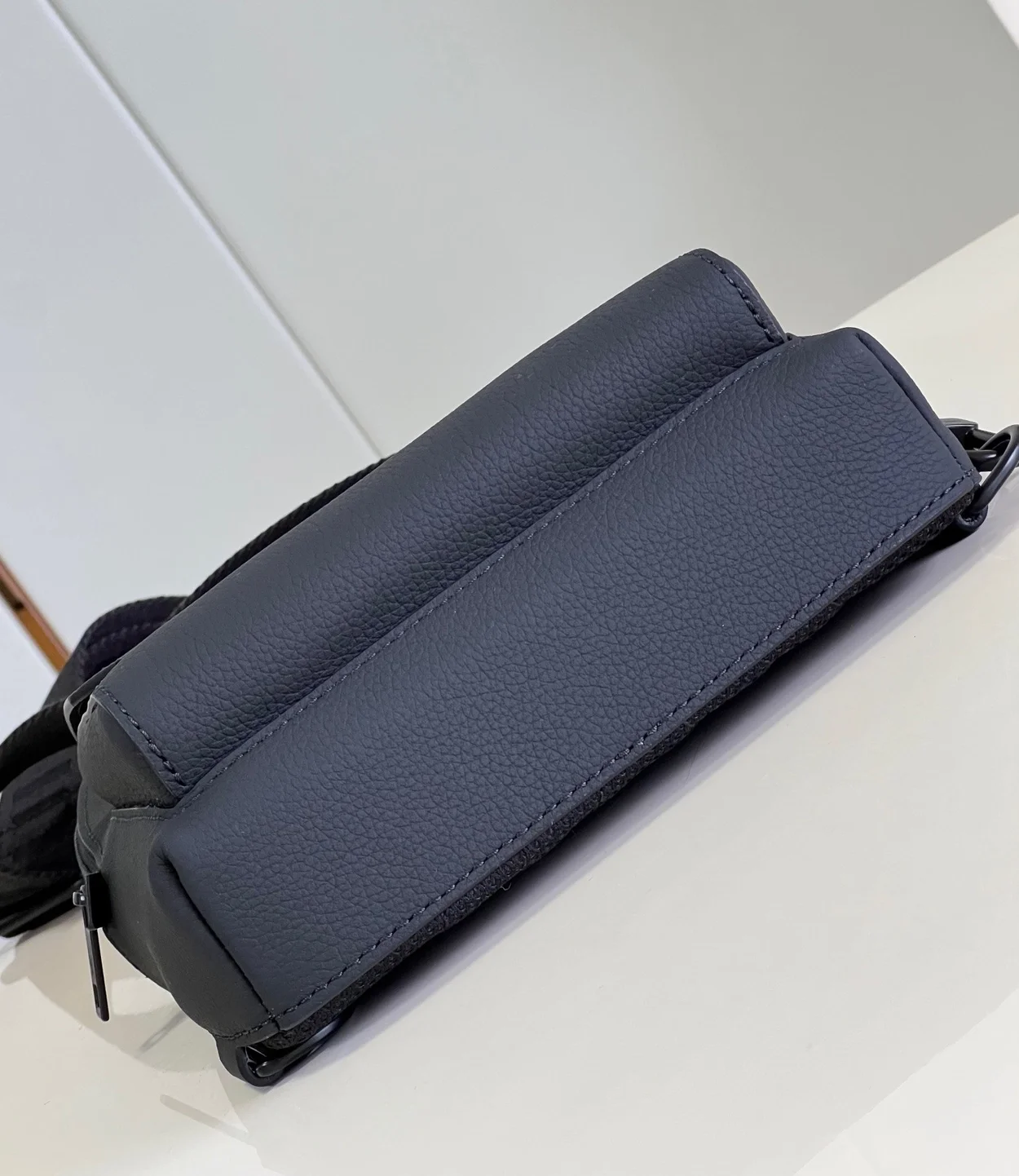 루이비통 파일럿 슬링백 M23736