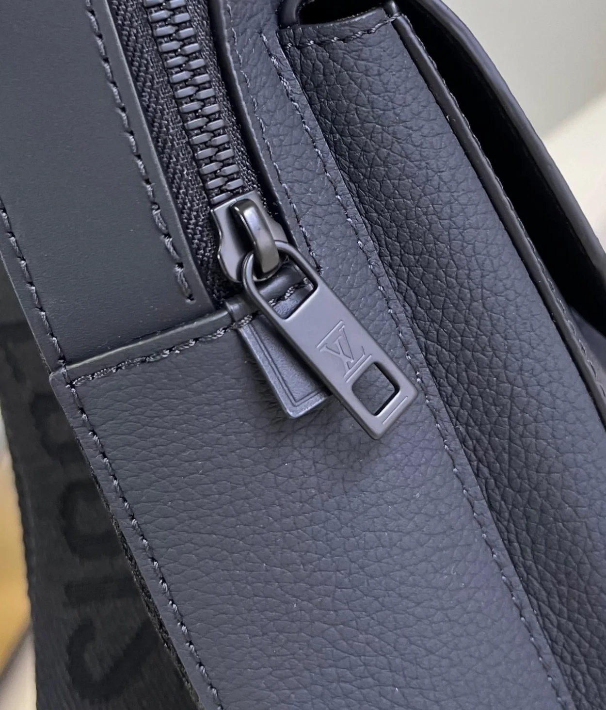 루이비통 파일럿 슬링백 M23736