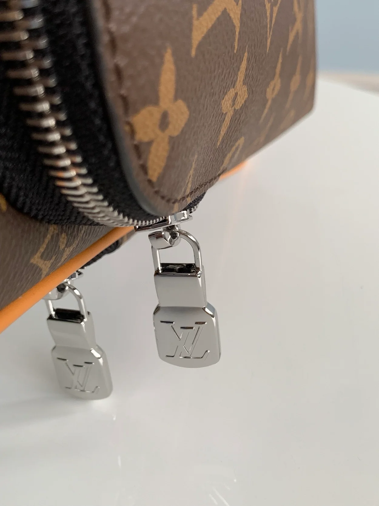 루이비통 에비뉴 슬링백 NM M46718