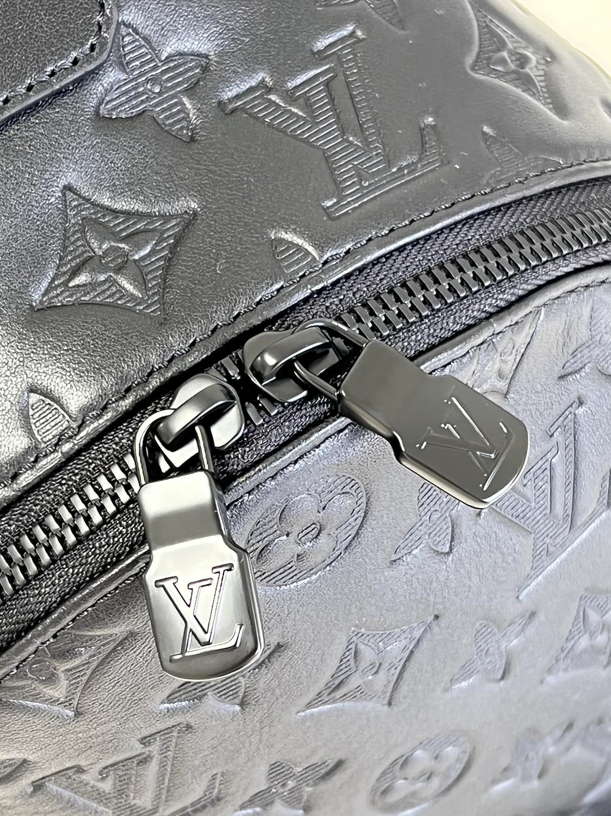 루이비통 레이서 슬링백 M46107