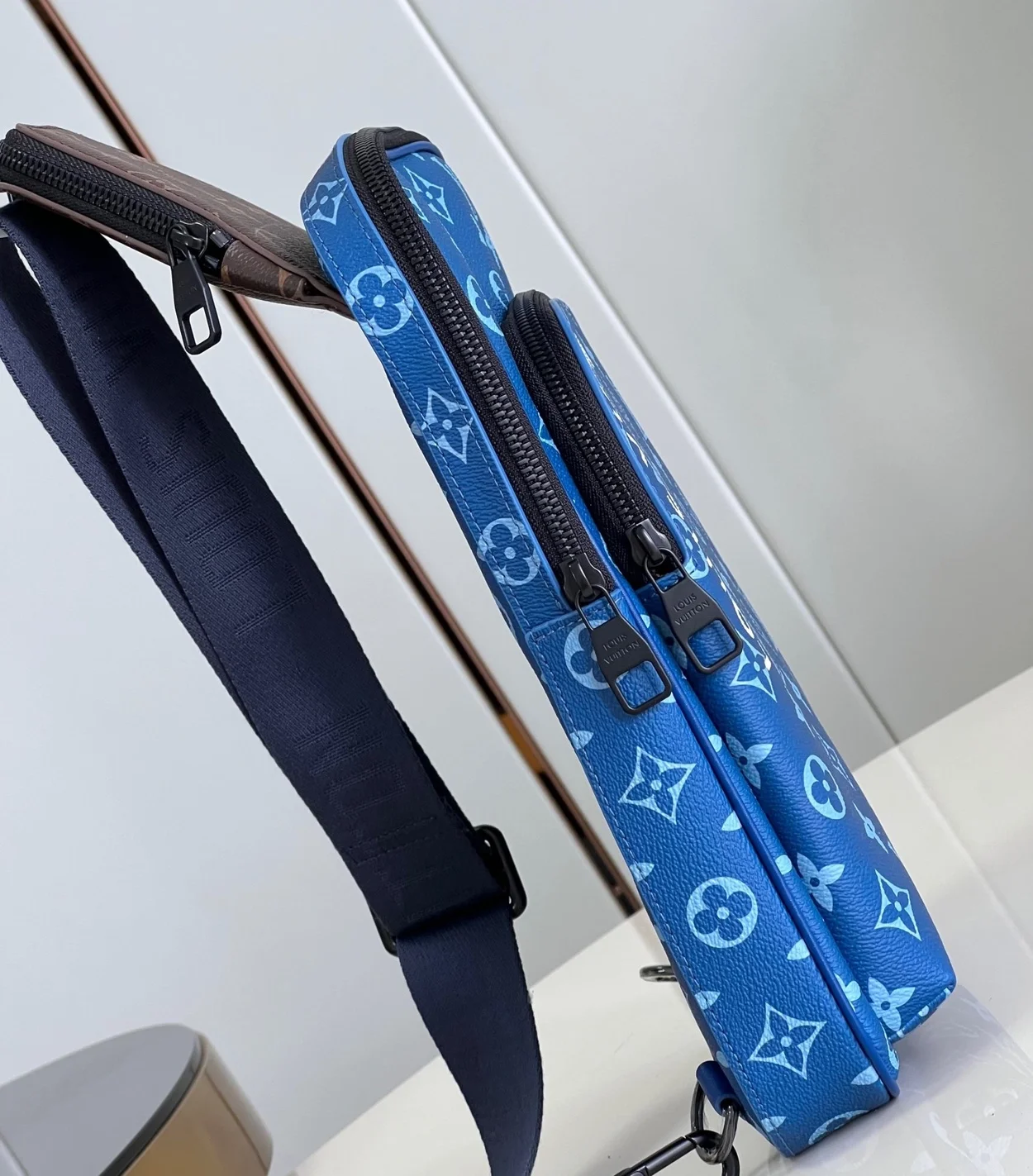 루이비통 에비뉴 슬링백 NM M23782