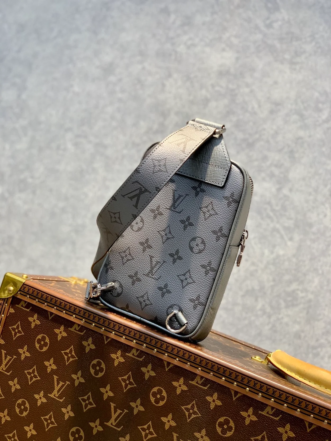 루이비통 타이가라마 아웃도어 슬링백 M30833