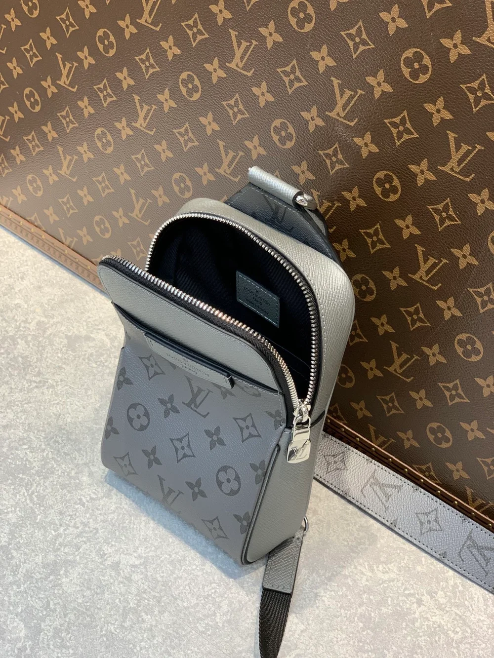 루이비통 타이가라마 아웃도어 슬링백 M30833