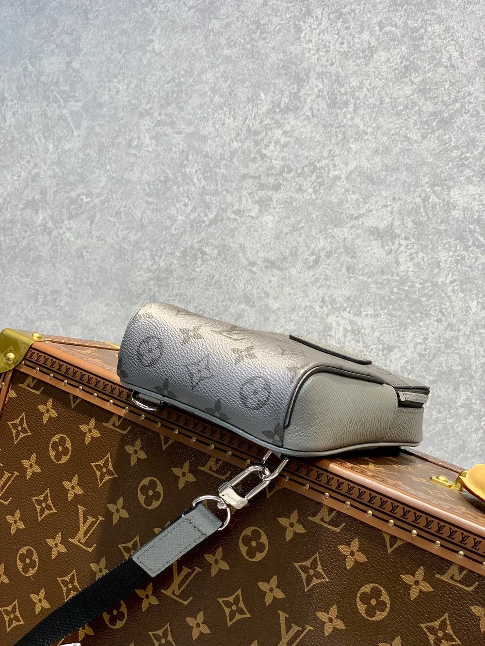 루이비통 타이가라마 아웃도어 슬링백 M30833