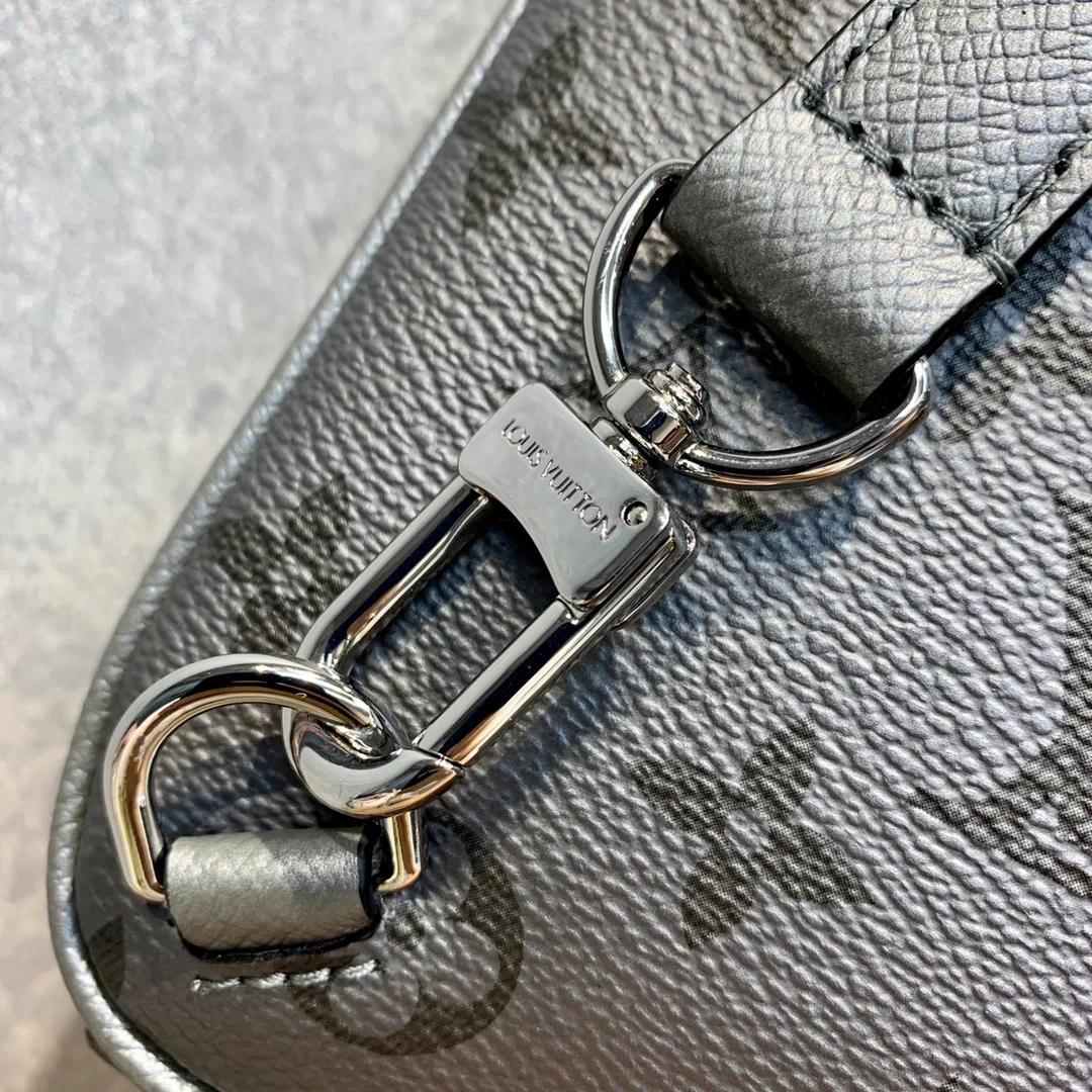 루이비통 타이가라마 아웃도어 슬링백 M30833