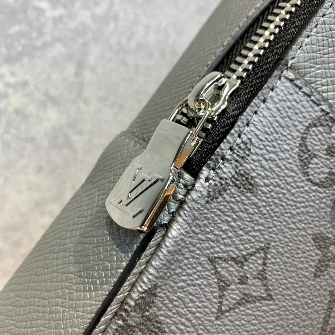 루이비통 타이가라마 아웃도어 슬링백 M30833