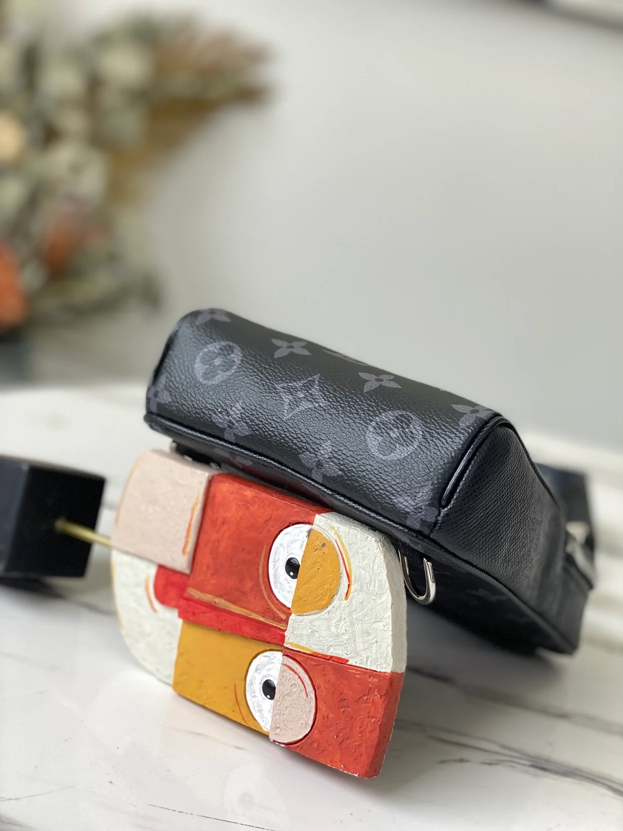 루이비통 아웃도어 슬링백 M30741