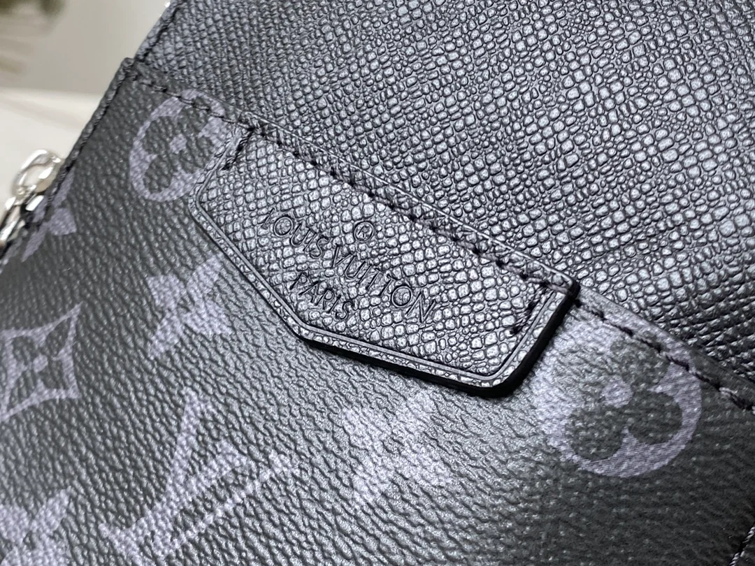 루이비통 아웃도어 슬링백 M30741