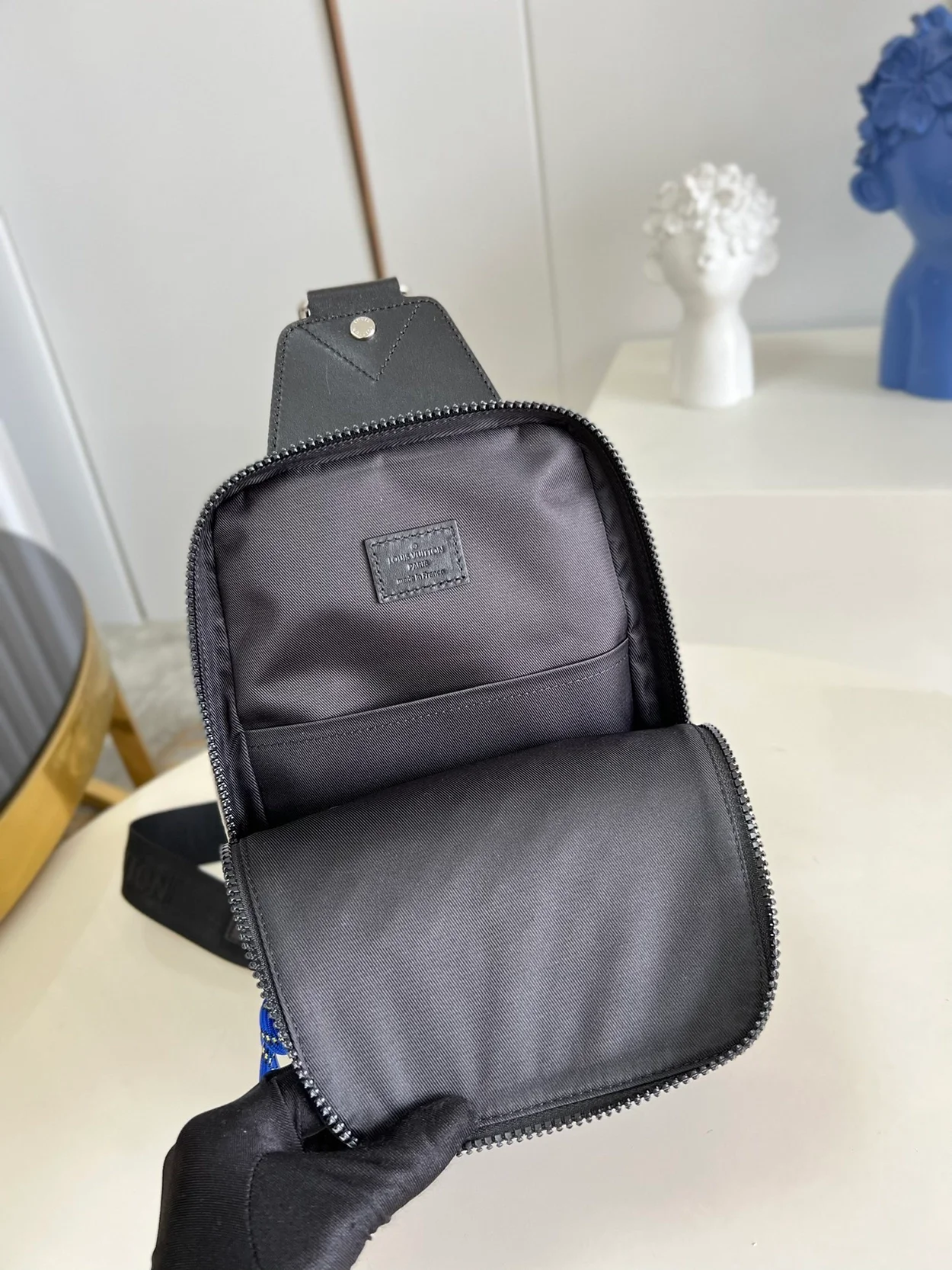 루이비통 아베누 슬링 백 M59926