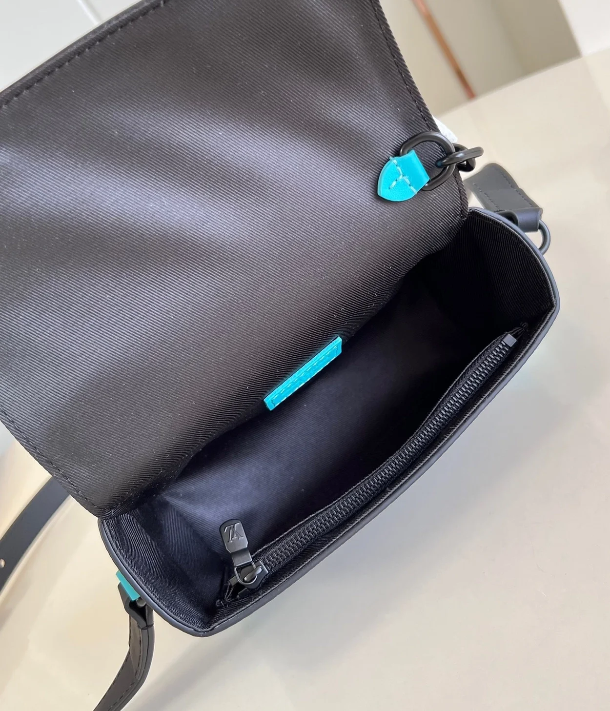 루이비통 스티머 웨어러블 월릿 M11496