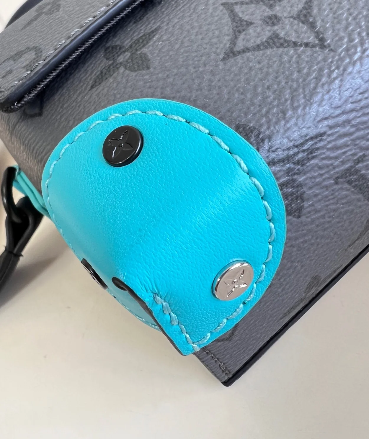 루이비통 스티머 웨어러블 월릿 M11496