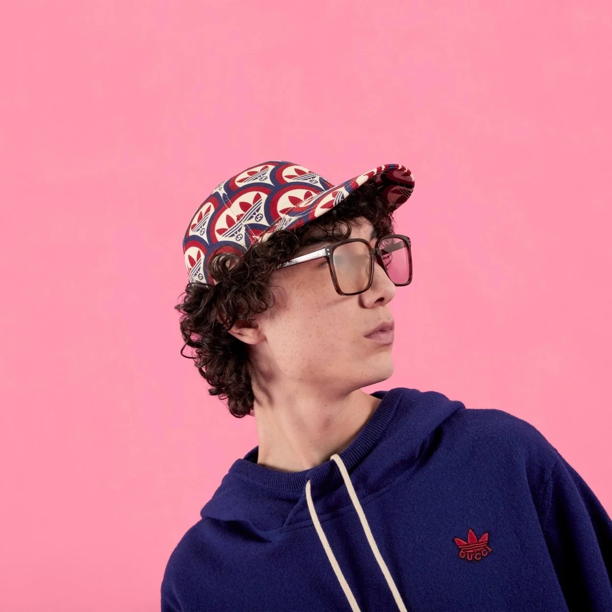 구찌 x 아디다스 트레포일 프린트 야구 모자