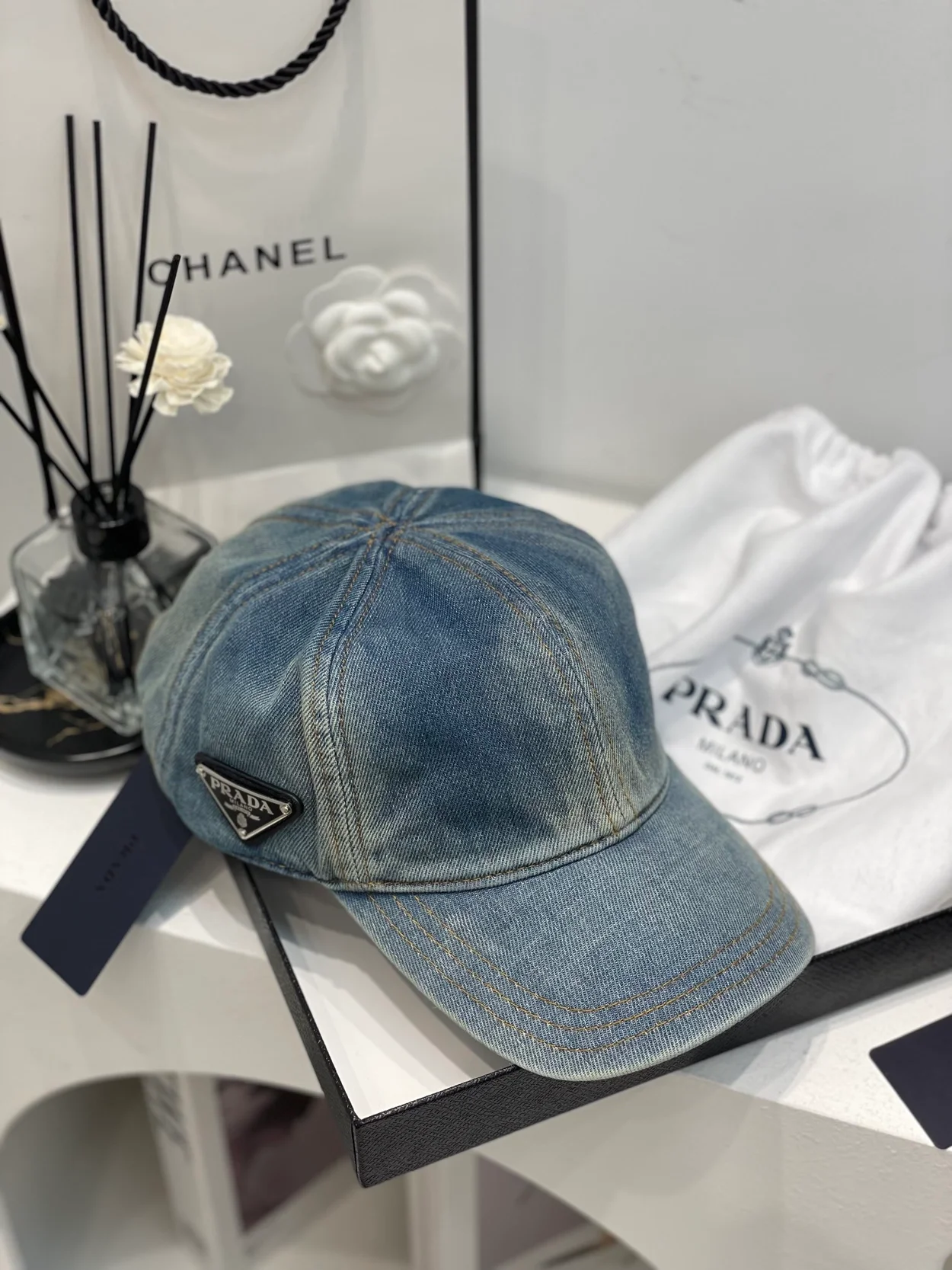 프라다 삼각로고 데님 볼캡 라이트블루