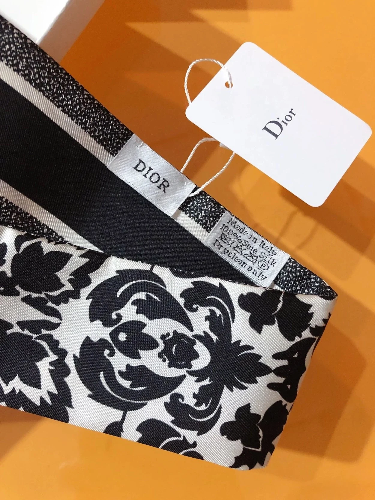 디올 화이트 앤 블랙 실크 트윌 미차 스카프