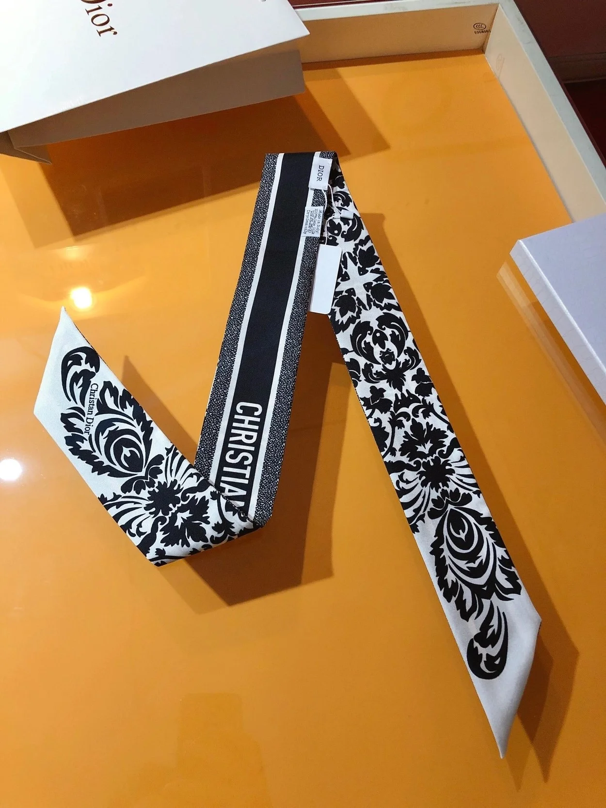 디올 화이트 앤 블랙 실크 트윌 미차 스카프