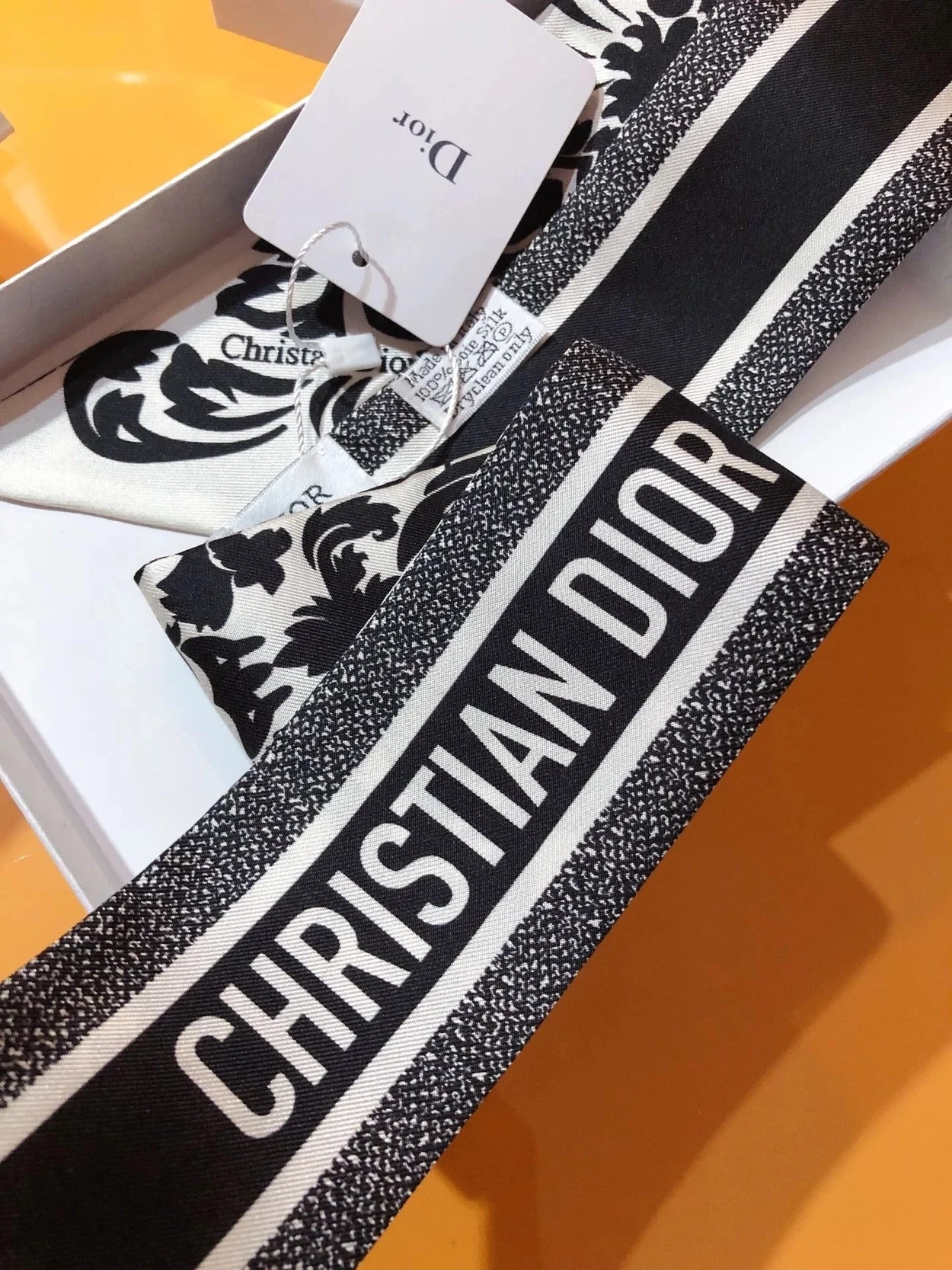 디올 화이트 앤 블랙 실크 트윌 미차 스카프