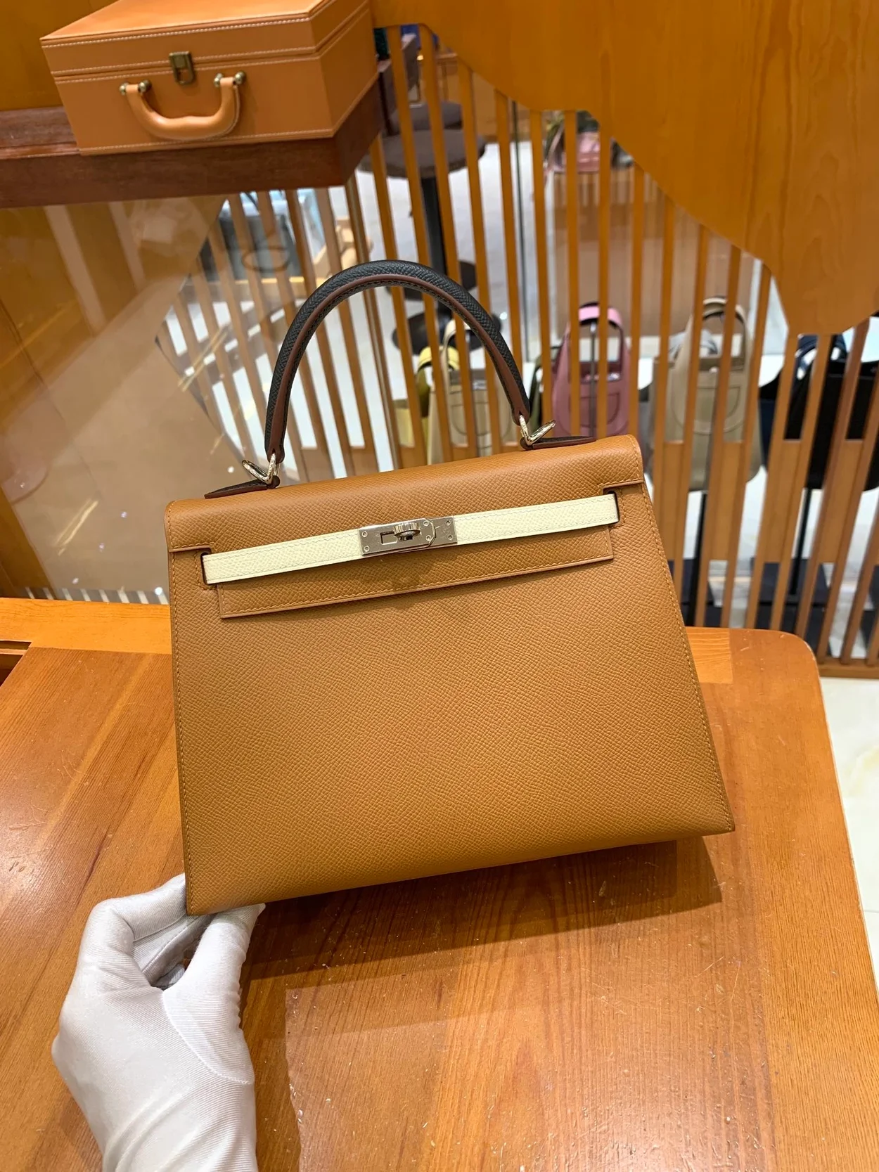 에르메스 켈리 25 셀리에 트리컬러 (골드브라운/크림화이트/사파이어블랙) 실버 하드웨어 (100% HAND MADE)