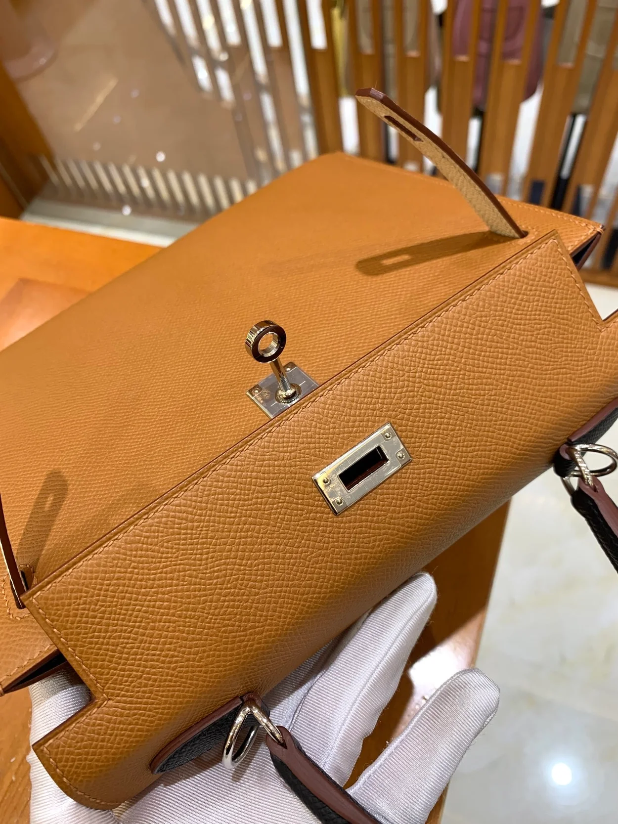 에르메스 켈리 25 셀리에 트리컬러 (골드브라운/크림화이트/사파이어블랙) 실버 하드웨어 (100% HAND MADE)