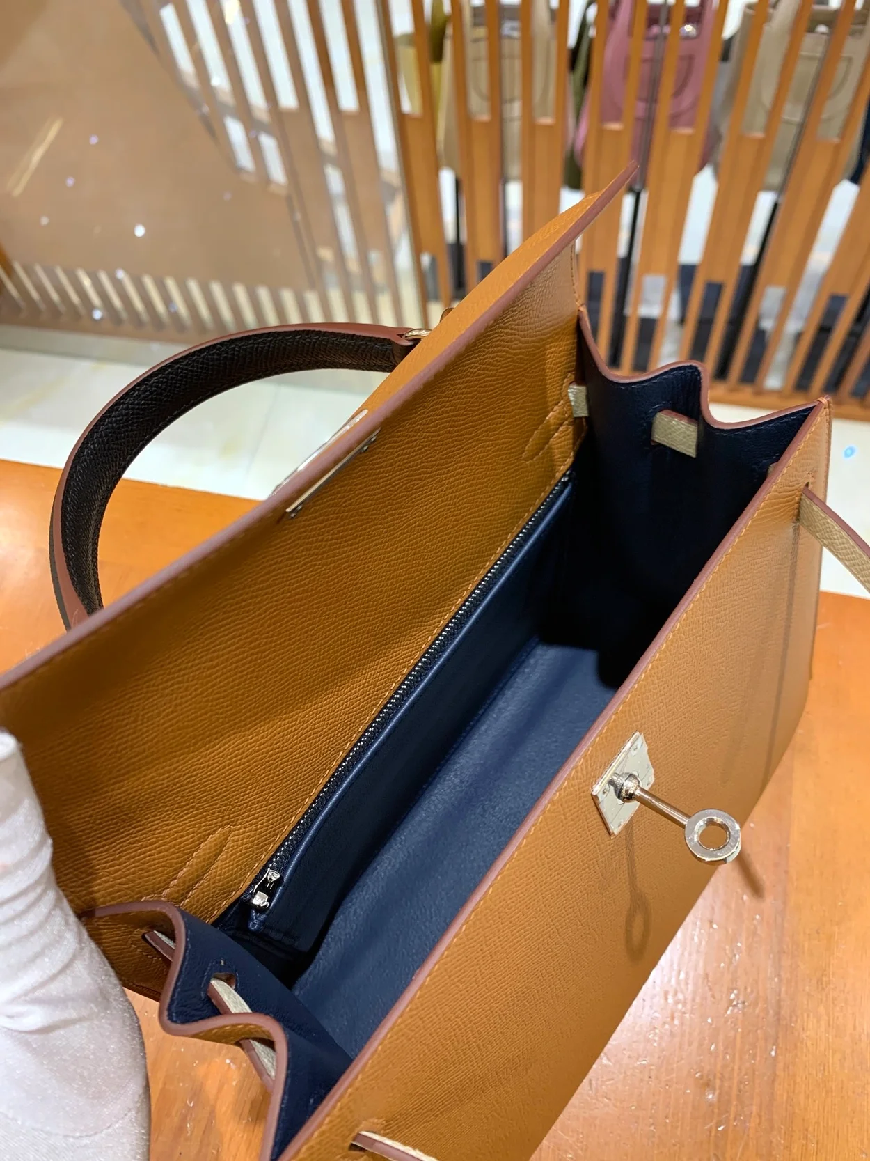 에르메스 켈리 25 셀리에 트리컬러 (골드브라운/크림화이트/사파이어블랙) 실버 하드웨어 (100% HAND MADE)
