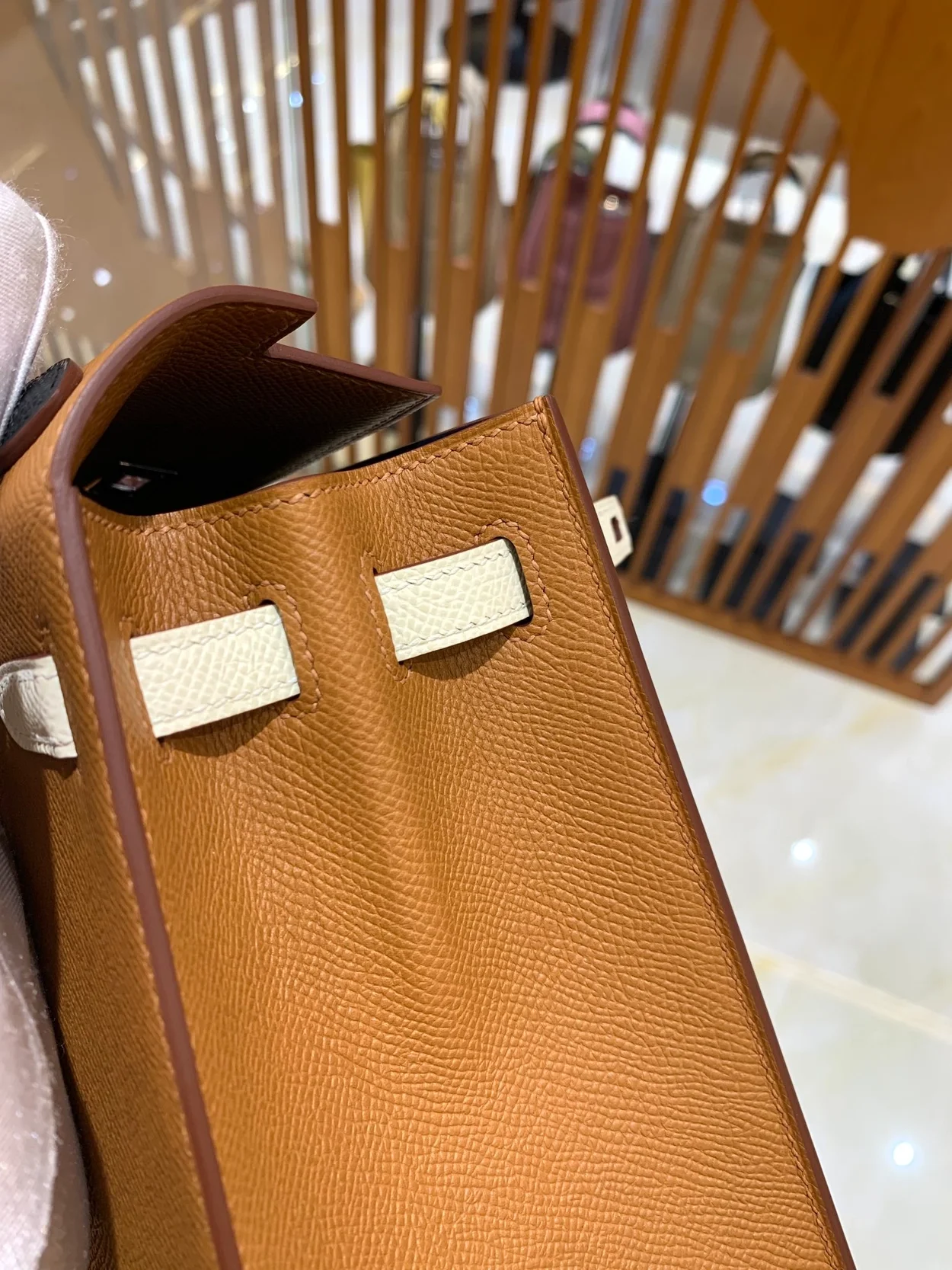 에르메스 켈리 25 셀리에 트리컬러 (골드브라운/크림화이트/사파이어블랙) 실버 하드웨어 (100% HAND MADE)