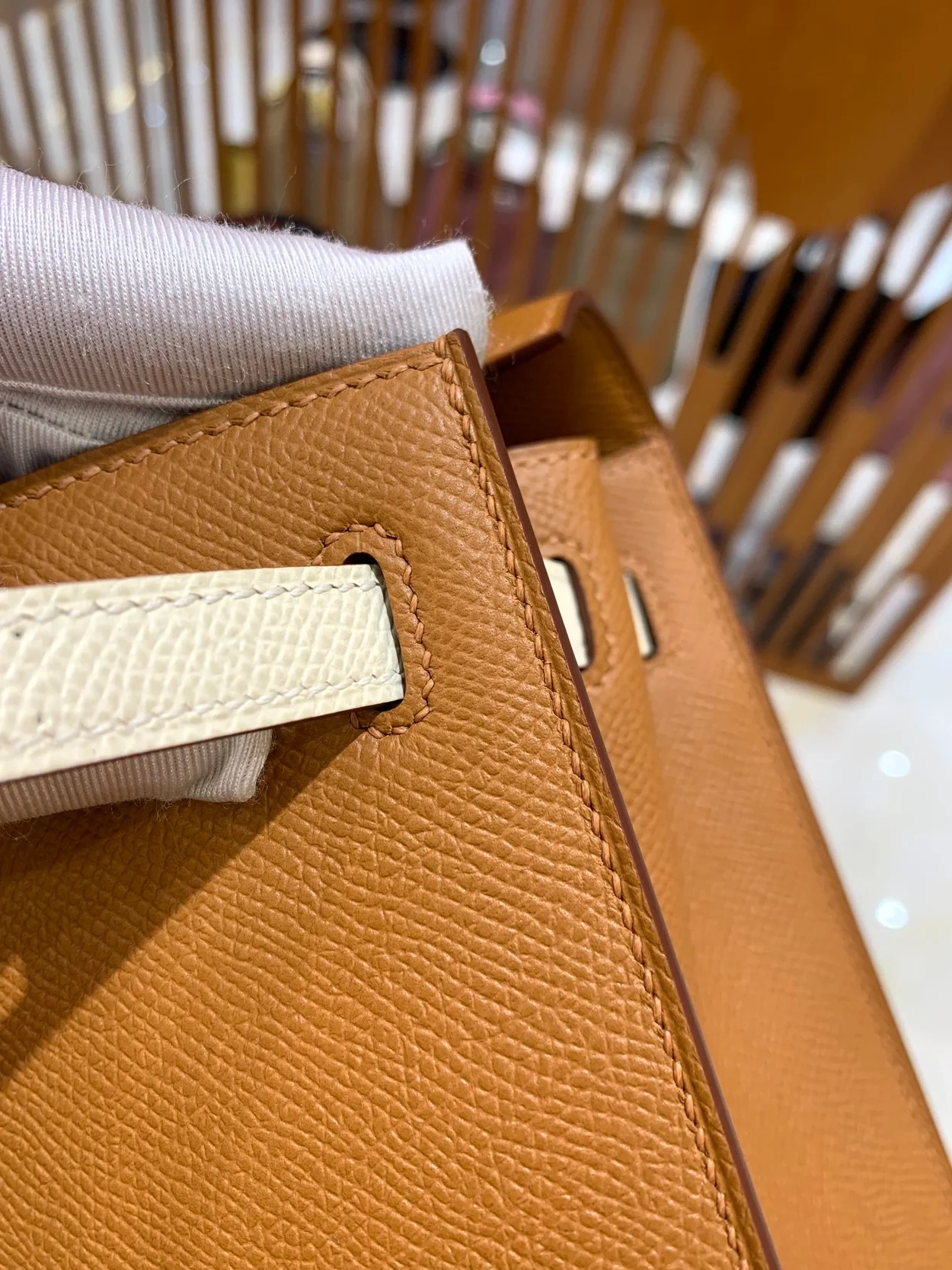 에르메스 켈리 25 셀리에 트리컬러 (골드브라운/크림화이트/사파이어블랙) 실버 하드웨어 (100% HAND MADE)