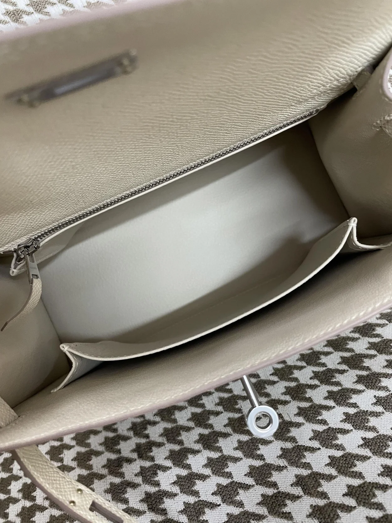 에르메스 켈리 25 셀리에 밀크 쉐이크 화이트 실버 하드웨어 (100% HAND MADE)