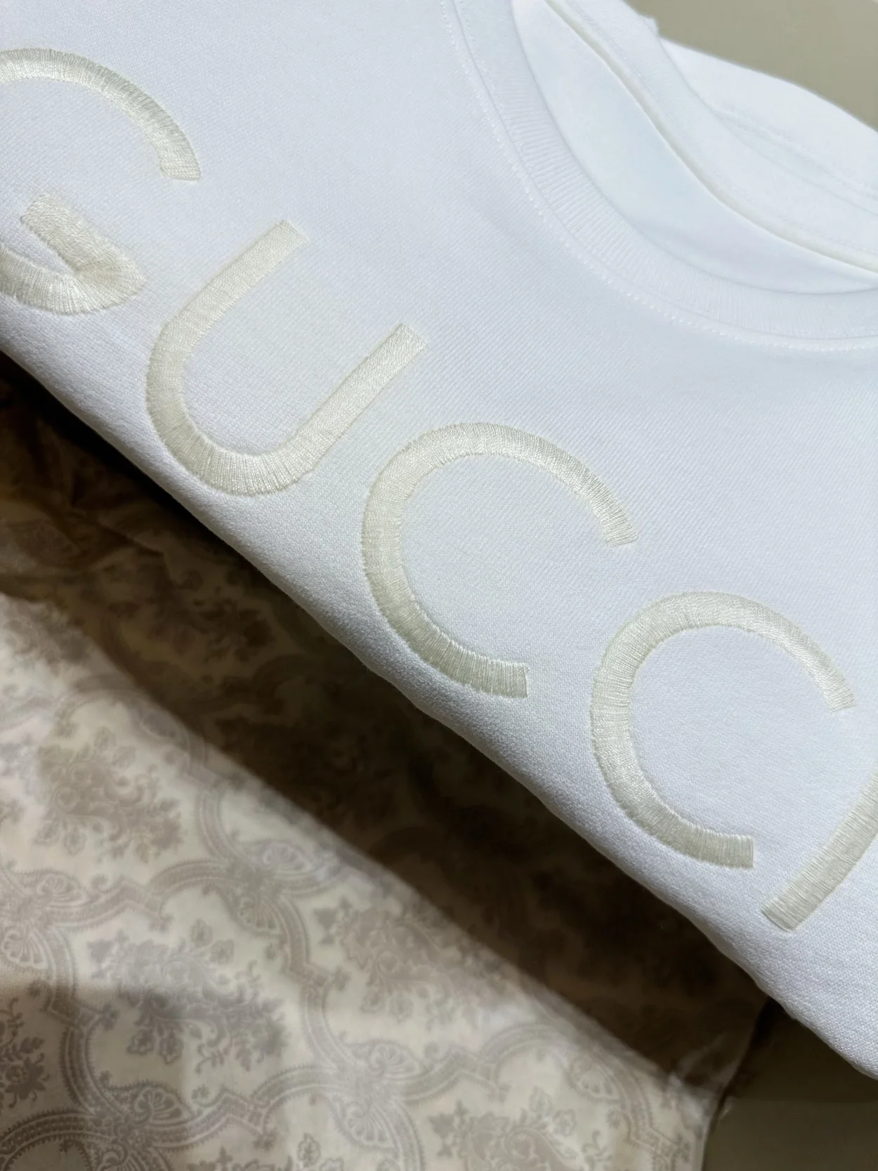 구찌 자수 로고 코튼 티셔츠 화이트