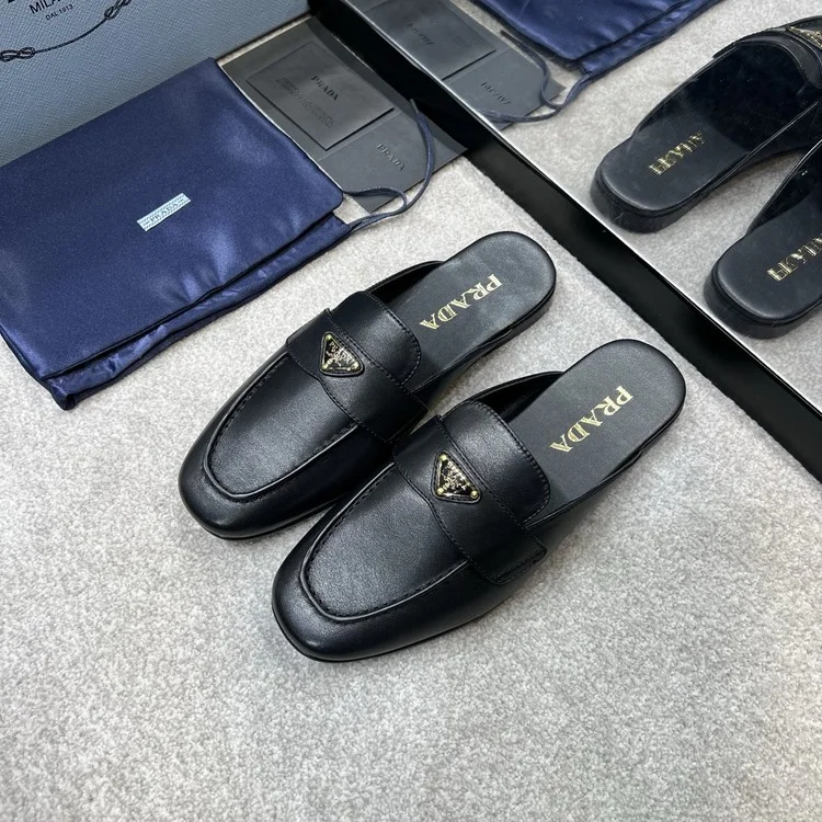 프라다 브러시드 로고 로퍼 뮬