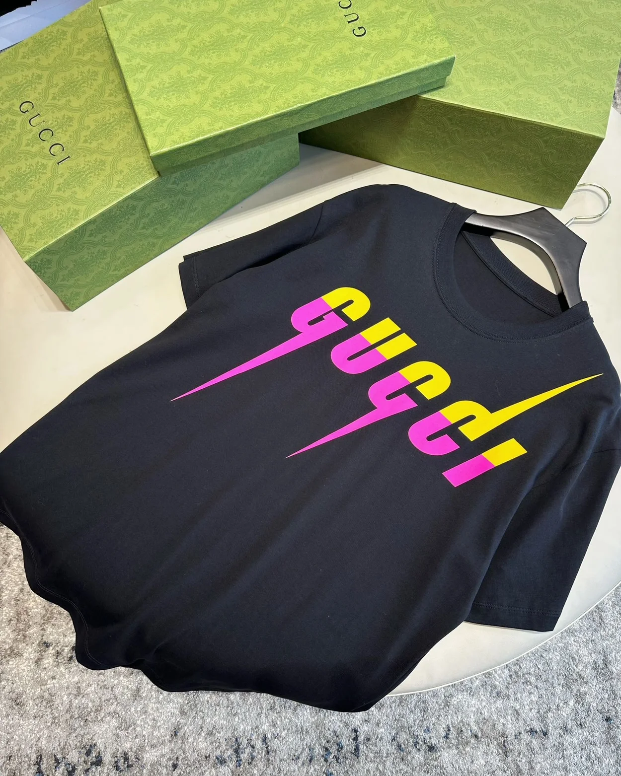 구찌 로고 프린트 블레이드 티셔츠 블랙