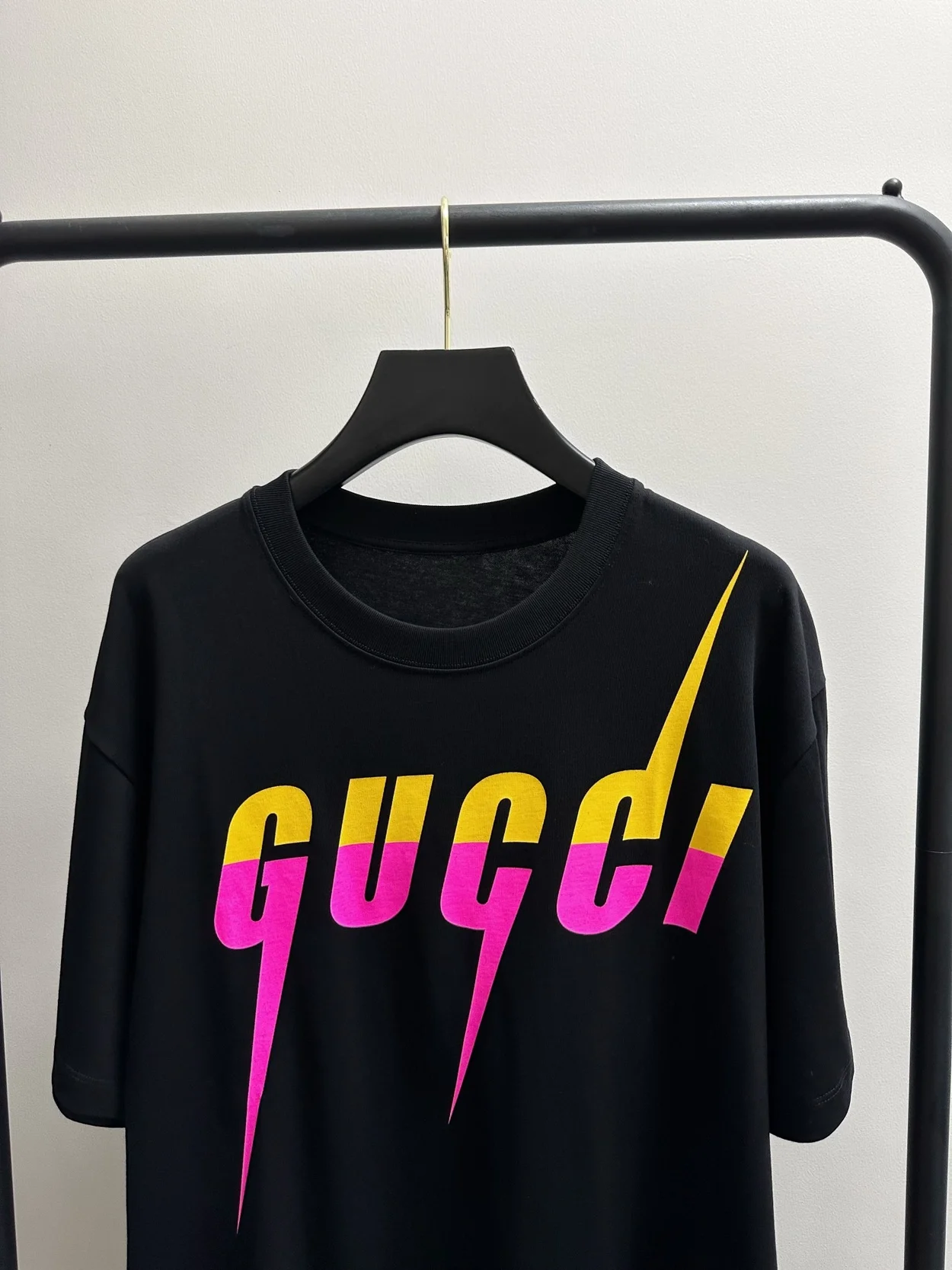 구찌 로고 프린트 블레이드 티셔츠 블랙