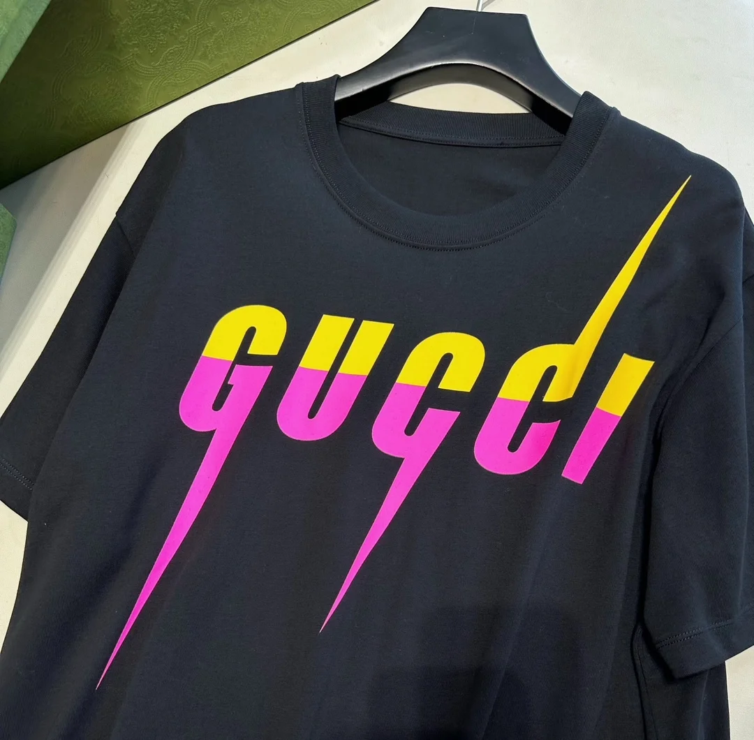 구찌 로고 프린트 블레이드 티셔츠 블랙