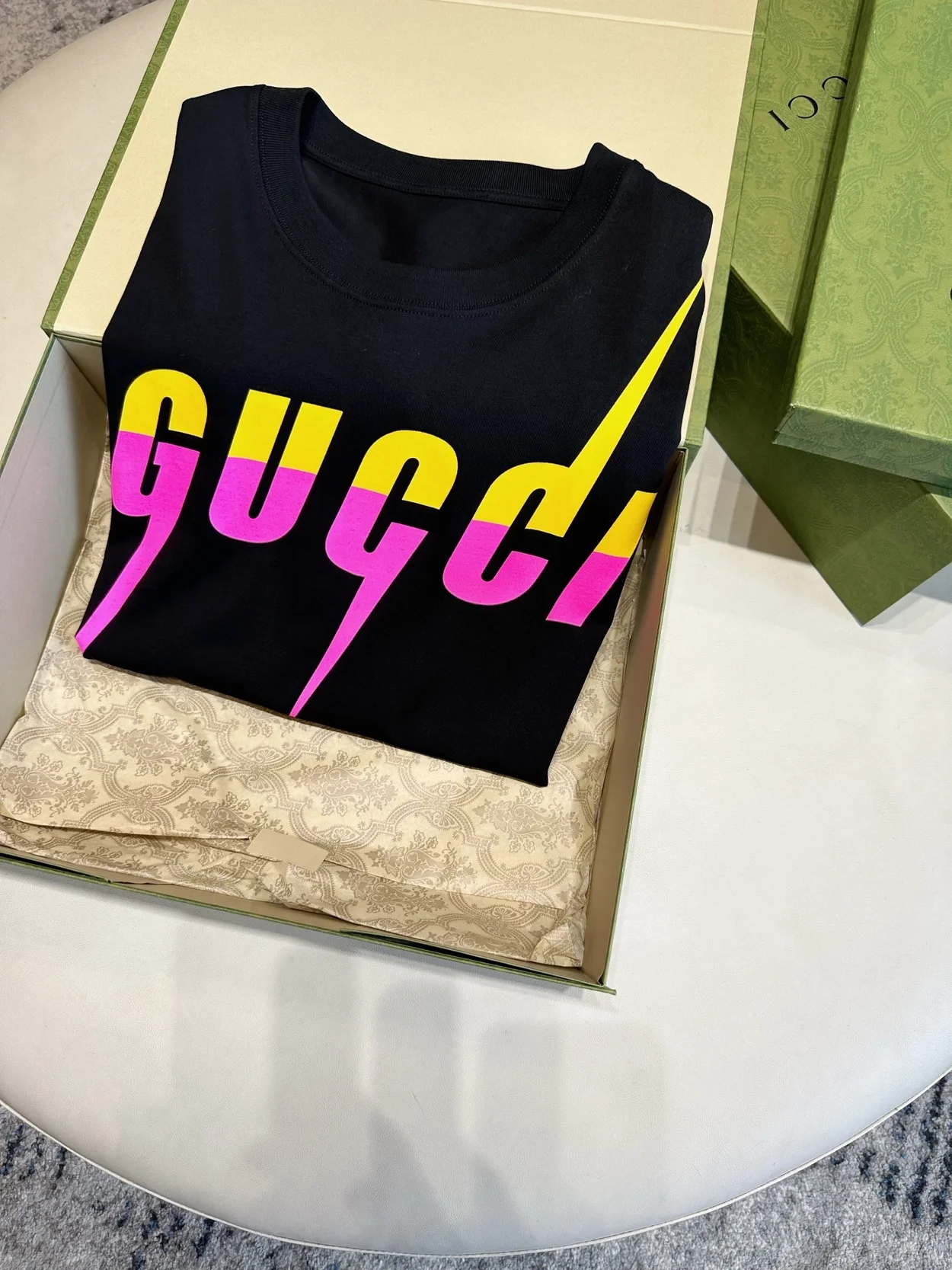 구찌 로고 프린트 블레이드 티셔츠 블랙