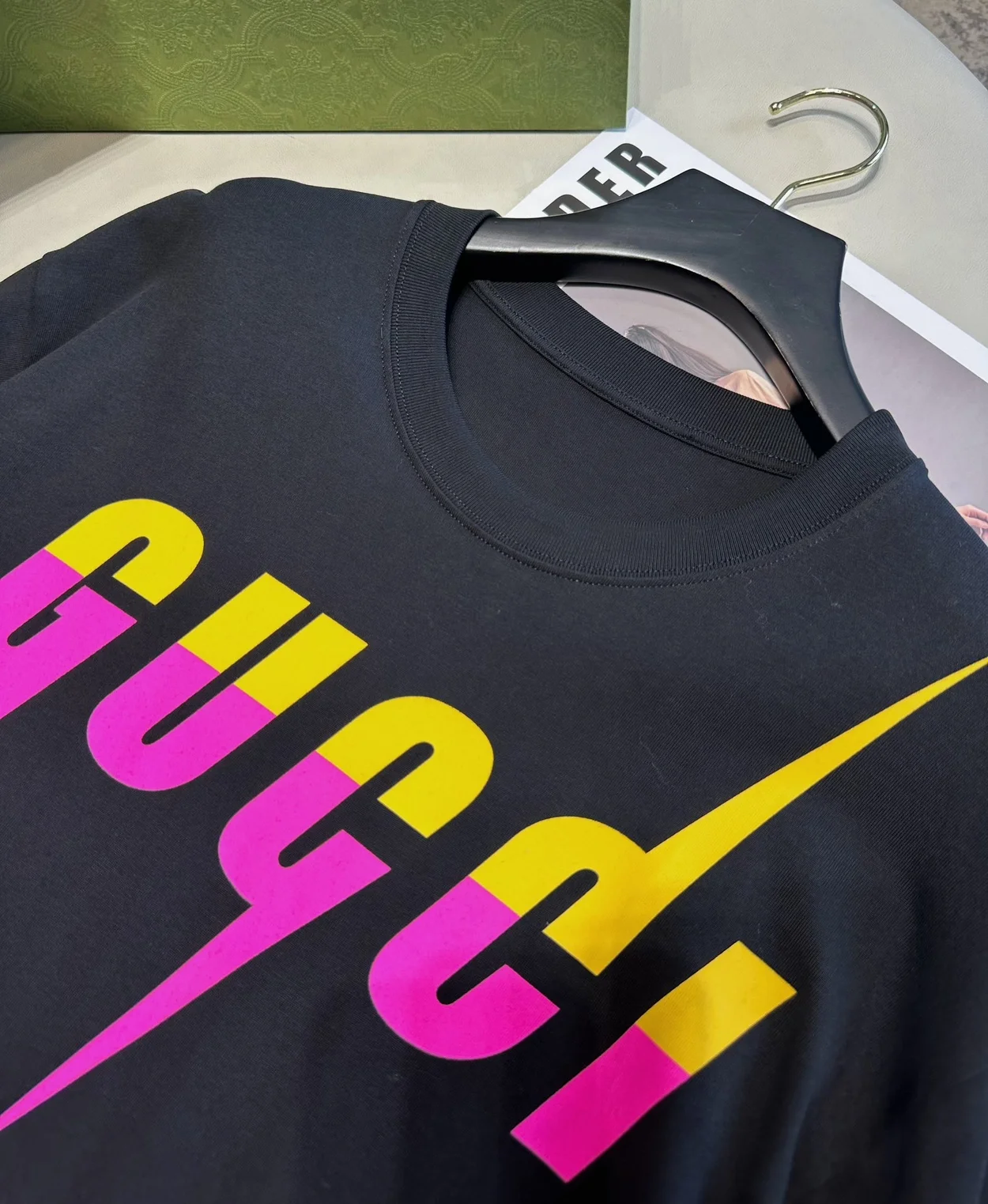 구찌 로고 프린트 블레이드 티셔츠 블랙