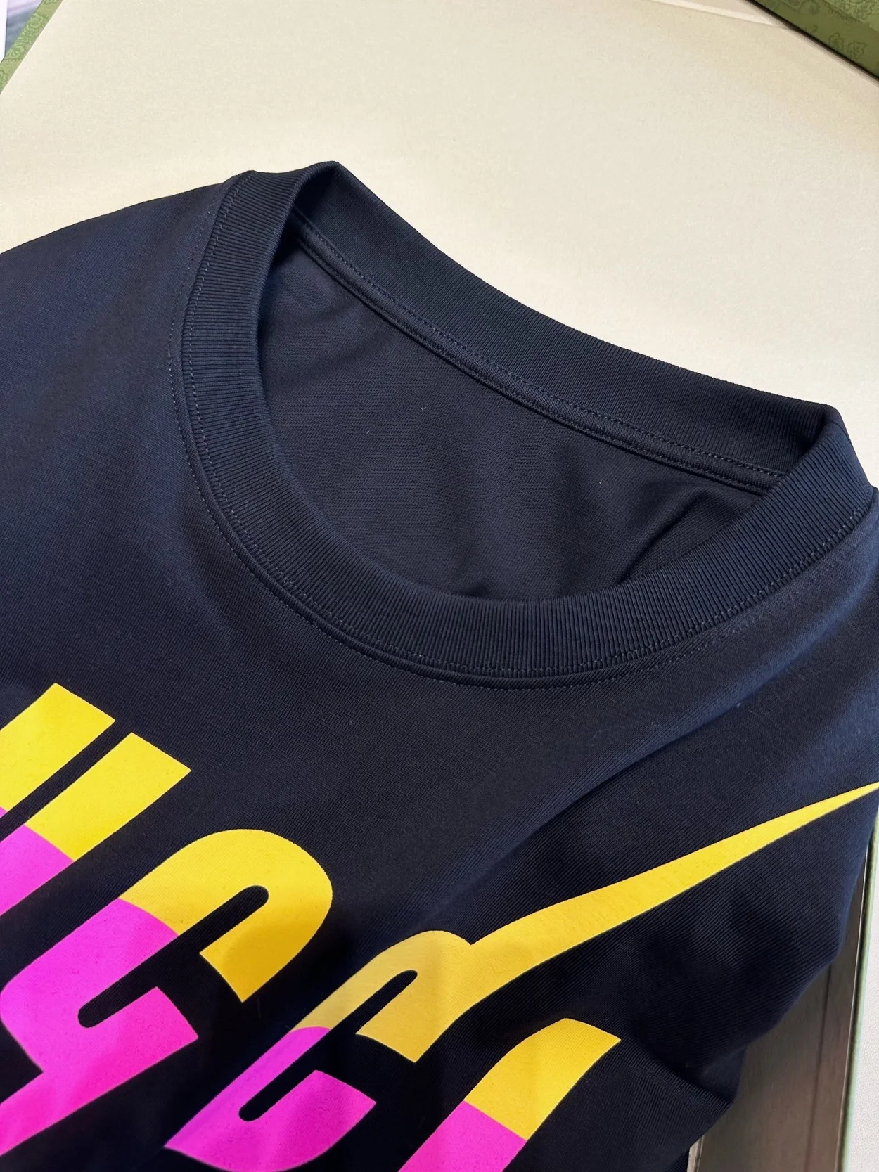 구찌 로고 프린트 블레이드 티셔츠 블랙